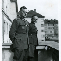 12. Brig. gen. Ján Golian a kpt. pech. v zál. Milan Polák v čase SNP.