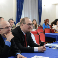  Pohľad do auditória konferencie. Na zábere Mgr. Peter Chorvát, PhD. (vľavo) a Mgr. Matej Medvecký, PhD.