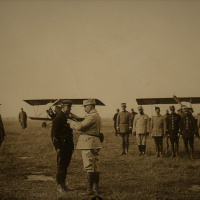  Dekorovanie podporučíka Štefánika francúzskym vyznamenaním Vojnový kríž s palmou, ktoré prevzal 16. augusta 1915 z rúk veliteľa leteckej eskadry MF-54 kapitána E. H. Prata