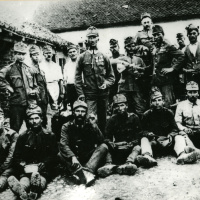 . Šikovateľ v zálohe Viktor KOLIBÍK (v strede) z Dlhého Poľa, ktorému sa pripisuje vodcovstvo v kragujevackej vzbure. Kragujevac - Srbsko, r.1918.