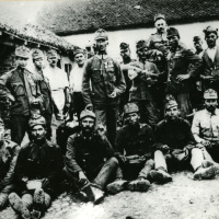 . Šikovateľ v zálohe Viktor KOLIBÍK (v strede) z Dlhého Poľa, ktorému sa pripisuje vodcovstvo v kragujevackej vzbure. Kragujevac - Srbsko, r.1918.