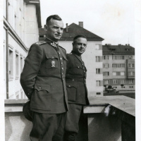 Brigádny generál Ján Golian a kpt. pech. v zálohe Milan Polák, Banská Bystrica, september 1944.