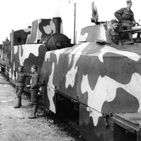 Improvizovaný pancierový vlak IPV-I Štefánik počas skúšobnej jazdy v železničnej stanici Zvolen, dňa 20.9.1944.