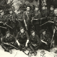 Samostatný partizánsky oddiel Jána Reptu v doline Lopušná pred prvým bojom proti Nemcom. Veliteľ oddielu Ján Repta piaty zľava. September 1944.