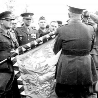 Slávnostné dekorovanie bojovej zástavy 2. čs. samostatnej paradesantnej brigády v ZSSR. Krościenko, Poľsko, september 1944