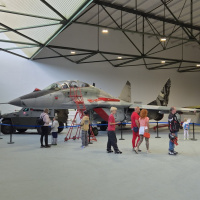 Návštevníci obdivujúci MiG-29UBS v hangári H1