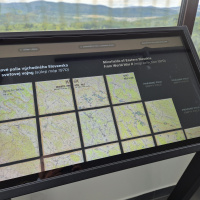 Interaktívna dotyková obrazovka vo Vyhliadkovej veži na Dukle s mapou mínových polí