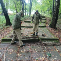 Príslušníci OS SR pri čistení a úprave schodiska k Vyhliadkovej veži na Dukle