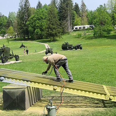 Renovácia odpaľovacej rampy na gardovom mínomete BM 13-16 v Parku bojovej techniky