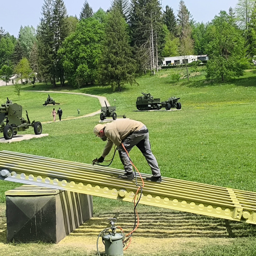 Renovácia odpaľovacej rampy na gardovom mínomete BM 13-16 v Parku bojovej techniky