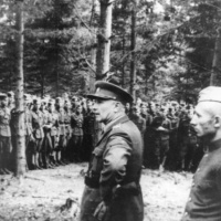 Veliteľ 1. čs. samostatnej brigády, brigádny generál Ludvík Svoboda, reční k vojakom pred začatím Karpatsko-duklianskej operácie.