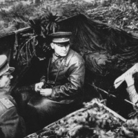 Veliteľ 1. ukrajinskéhio frontu maršal I. S. Konev (uprostred) a veliteľ 38. armády genplk. K. S. Moskalenko na pozorovateľni.