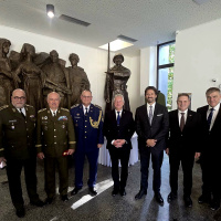 Oslavy 82. výročia Karpatsko-duklianskej operácie na Dukle - ministri obrany SR a ČR počas prehliadky Vyhliadkovej veže