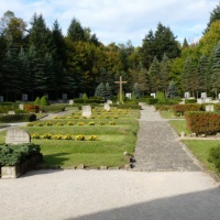 Pamätný  cintorín – Aleja hrdinov (pravá strana)
