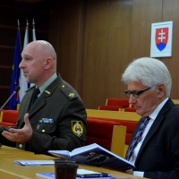 Kpt. Dr. Tomáš Huďa, SchP., titulárny vojenský dekan Akadémie OS SR a Ing. Ján Juráš, predseda Spolku Martina Rázusa