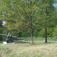 Húfnica vz. 37 kal. 152 mm pri vyhliadkovej veži na Dukle (premiestnená v auguste 2009 z obce Dobroslava)