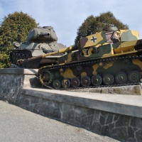 Symbolika TARAN - tank T-34/85 vklínený do nemeckého tanku PzKpfw. IV Ausf. J na rázcestí do Údolia smrti, marec 2015