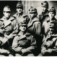 Prislušníci 71.pešieho pluku - absolventi dôstojníckeho kurzu (prvý sprava stojaci) pred odchodom na front v roku 1916.