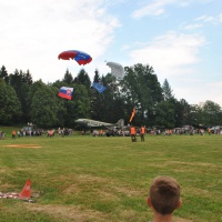 Zoskoky výsadkárov s vlajkami Slovenskej republik...