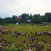 Zoskoky výsadkárov s vlajkami Slovenskej republik...
