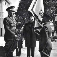 Odovzdanie bojovej zástavy Vojenskej akadémii (Sprava - plk. J. Imro, Dr. J. Tiso, gen. F. Čatloš)