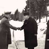 Plk. J. Imro víta prezidenta J. Tisa na lyžiarskych pretekoch slovenskej armády