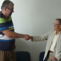 Riaditeľ VHA s vďakou preberá dar od šľachetného darcu.