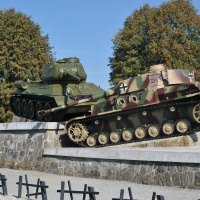  "Symbolika TARAN - tank T-34/85 vklinený do nemeckého tanku PzKpfw IV. Ausf. J na rázcestí do Údolia smrti, september 2018