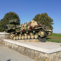 Symbolika TARAN - tank T-34/85 vklínený do nemeckého tanku PzKpfw. IV Ausf. J na rázcestí do Údolia smrti