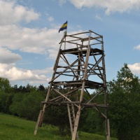 Drevená vyhliadka nachádzajúca sa v tzv. Údolí smrti na lúke medzi obcami Nižná Pisaná, Kružlová a Kapišová, 2018.