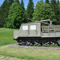 Stredný delostrelecký ťahač ATS-712 a 152 mm kanónová húfnica vzor 37 - Park bojovej techniky Svidník -  2018