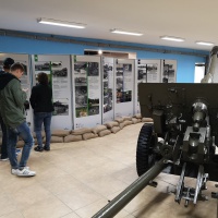 76. mm divízny kanón vz. 1942 a výstava Duklianske bojisko v premenách času 1944 – 2018  v expozícii Vyhliadkovej veže (október 2018)