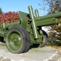 152 mm kanónová húfnica vz. 37 v obci Kalinov v okrese Medzilaborce (október 2017)