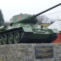 stredný tank T34-85 v obci Kalinov v okrese Medzilaborce  (október 2017)